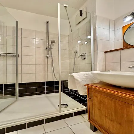 Apartment Stilvolle Mit Balkon In *